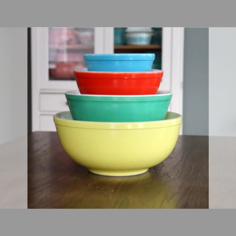 Beautiful Vintage Pyrex Primary Colors Nesting Mixing Bowl Set Highly collectabl